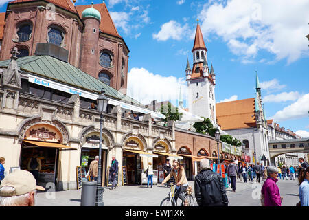 Blick entlang der Viktualienmarkt im Hintergrund ist St. Peters-Pfarrkirche und das alte Rathaus München Bayern Deutschland Stockfoto