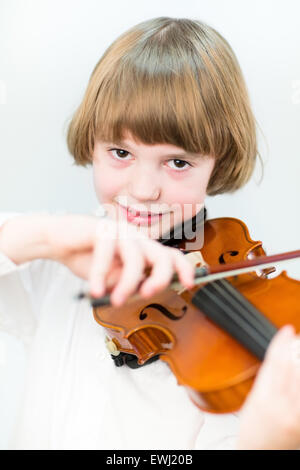 Niedliche Schuljunge Geigenspiel, Nahaufnahme, Porträt Stockfoto