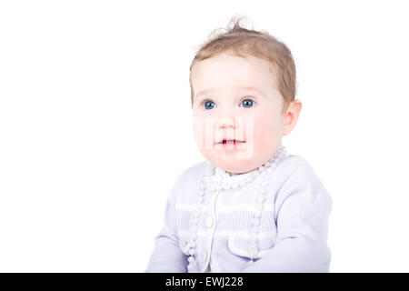 Schöne Mädchen in einer lila Strickjacke mit einer Perlenkette, isoliert auf weiss Stockfoto