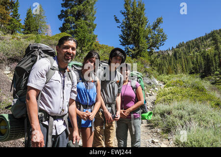 Familie, Wandern in der östlichen Sierra auf Weg zurück vom Ediza See Stockfoto