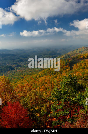 Die Sonne steigt über die Berge des Great Smoky Mountains National Park an der Spitze der Herbstfarben. Stockfoto