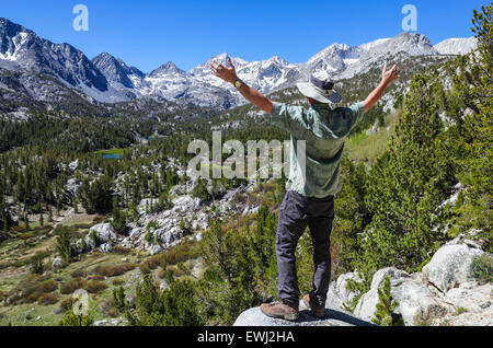 Wanderer am Aussichtspunkt neben der Mono Pass Trail über kleine Seen-Tal im Rock Creek Canyon Stockfoto