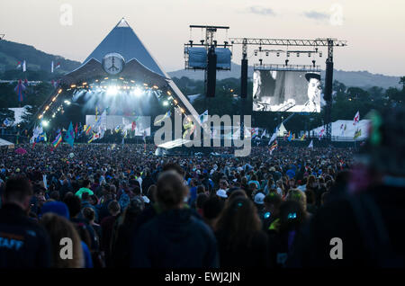 Glastonbury Festival, Somerset, UK. 26. Juni 2015.  26. Juni 2015, England UK. Die Libertines führen live auf der Bühne der Pyramide wie die Sonne auf den ersten Tag des Glastonbury Festivals untergeht. Foo Fighters abgebrochen ihr Set und Florence + The Machine als die Überschrift zu handeln auf der Bühne Pyramide ersetzt. Bildnachweis: Francesca Moore/Alamy Live-Nachrichten Stockfoto