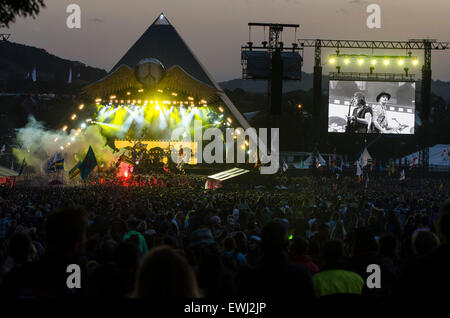 Glastonbury Festival, Somerset, UK. 26. Juni 2015.  26. Juni 2015, England UK. Die Libertines führen live auf der Bühne der Pyramide wie die Sonne auf den ersten Tag des Glastonbury Festivals untergeht. Foo Fighters abgebrochen ihr Set und Florence + The Machine als die Überschrift zu handeln auf der Bühne Pyramide ersetzt. Bildnachweis: Francesca Moore/Alamy Live-Nachrichten Stockfoto