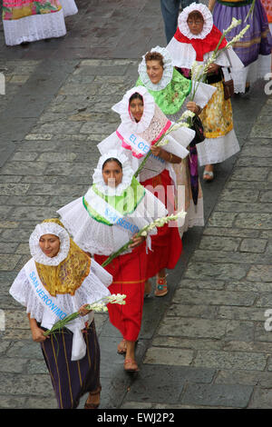 Mexikanische Frauen in traditioneller Tracht mit Blumen Stockfoto