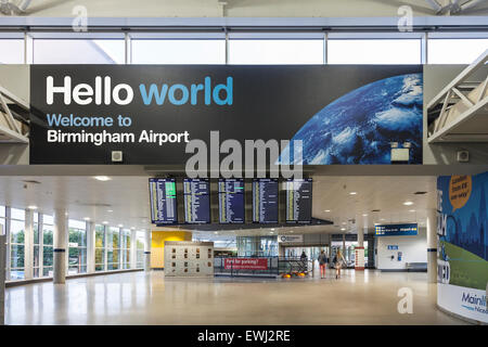 Zeichen: 'Hallo Welt Willkommen in Birmingham Airport'; Ankunft/Abflug am Flughafen Bahnhof. Passagiere; Luft/Schiene link Stockfoto