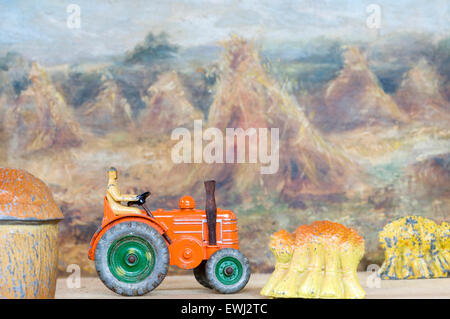 Orange dinky Traktor im Maisfeld. Stockfoto