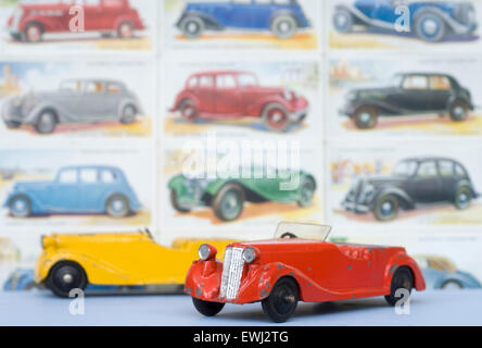 Dinky Sunbeam Talbots vor einer Wand Zigarettenkarten. Stockfoto