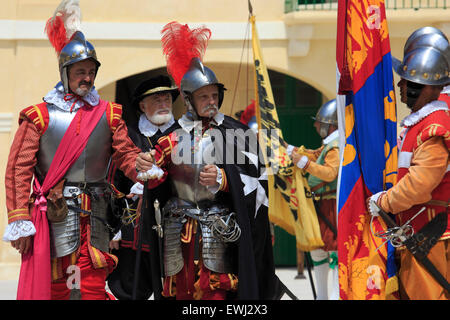 Inspektion der Garnison in Fort Saint Elmo durch den Großbailli des Ordens St. John in Valletta, Malta Stockfoto