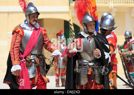 Inspektion der Garnison im Fort St. Elmo der Grand Gerichtsvollzieher in Valletta, Malta Stockfoto