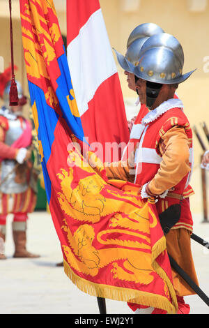 Inspektion der Garnison im Fort St. Elmo der Grand Gerichtsvollzieher in Valletta, Malta Stockfoto