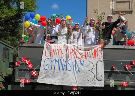 Christianshavn, Kopenhagen, Dänemark. Juni 26, 2015. Dänische Studenten feiern ihre High School, Gymnasium Abschluss. Die Schüler des Christianshavns Gymnasiums (Gymnasium) haben gerade mit der traditionellen, langen, anstrengenden und temperamentvollen LKW-Tour der Feier begonnen, bei der sie das Haus jedes Schülers für Erfrischungen besuchen. Kredit: Niels Quist/Alamy Live Nachrichten Stockfoto