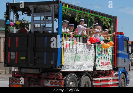 Kopenhagen, Dänemark. Juni 26, 2015. Dänische Studenten feiern ihre High School, Gymnasium Abschluss. Studenten auf ihrer traditionellen High-temperamentvollen LKW-Tour zur Feier ihrer jüngsten Graduierung. Die Tour beinhaltet oft verschiedene Herausforderungen und einen Besuch im Haus jedes Schülers für Erfrischungen und dauert meist bis in die kleinen Stunden. Kredit: Niels Quist/Alamy Live Nachrichten Stockfoto