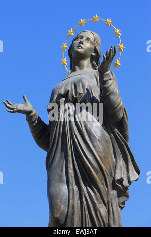 Statue der Maria aufsteigend in den Himmel des Bildhauers Marco Montebello in Mosta, Malta Stockfoto