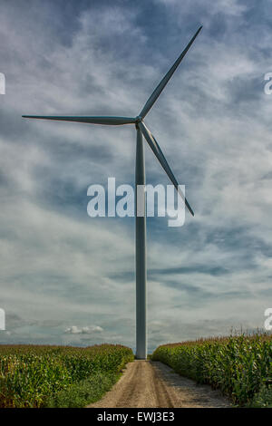 Windmühlen säumen Midwest Bauernhof-Feldern um grüne Stromerzeugung in den Vereinigten Staaten. Stockfoto
