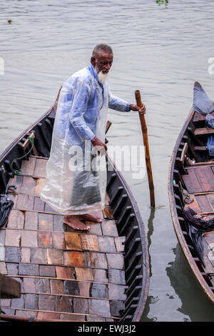 Dhaka, Bangladesch. 26. Juni 2015. Eine alte Bootsmann trägt Regenmantel aus Polyethylen gefertigt, um sich vor Regen zu schützen. Monsun-Regen beginnt in Bangladesch von Juni bis Oktober. © Belal Hossain Rana/Pacific Press/Alamy Live-Nachrichten Stockfoto