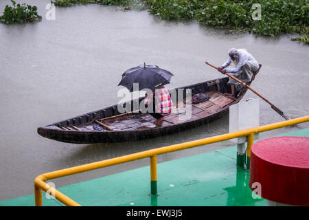 Dhaka, Bangladesch. 26. Juni 2015. Ein Fährmann und ein Passagier am Fluss Buriganga während es stark regnet. Monsun-Regen beginnt in Bangladesch von Juni bis Oktober. © Belal Hossain Rana/Pacific Press/Alamy Live-Nachrichten Stockfoto