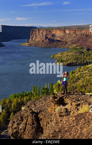 Sarah Brownell auf dem Tam-A-Lau Trail mit Blick auf den Lake Billy Chinook, Culver, Oregon USA Stockfoto