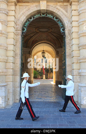 Wachposten auf Wache am Eingang des Präsidentenpalastes in Valletta, Malta Stockfoto