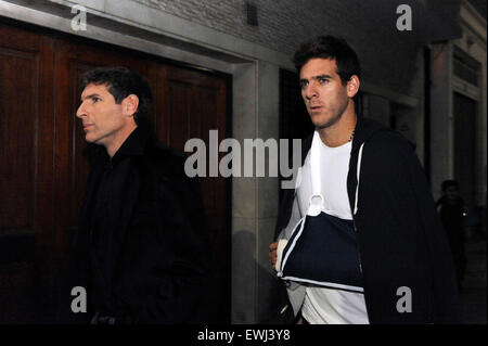 (150627)--BUENOS AIRES, 27. Juni 2015 (Xinhua)--ehemaliger argentinischer Fußballspieler und-Trainer Martin Palermo (L) und argentinischer Tennisspieler Juan Martin del Potro, kommen in den Raum wo seine, die Beerdigung von Diego Maradona, Vater des ehemaligen argentinischen Fußballer Diego Armando Maradona, Tres Arroyos Beerdigung Zuhause in Buenos Aires, Argentinien, frühen 26. Juni 2015 durchgeführt. Diego Maradona, Vater des ehemaligen argentinischen Fußball-Star Diego Armando Maradona, verstarb am 25 Juni im Alter von 87 in einem medizinischen Zentrum in Buenos Aires Stadt nach kämpfen gegen Herz- und Atemwegserkrankungen, nach loc Stockfoto