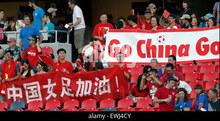 Ottawa, Kanada. 26. Juni 2015. Fans von China reagieren, bevor Sie das Viertelfinale zwischen China und den Vereinigten Staaten am Lansdowne Stadium in Ottawa, Kanada am 26. Juni 2015. China verliert 0: 1. (Xinhua/Qin Lang) Bildnachweis: Xinhua/Alamy Live-Nachrichten Stockfoto