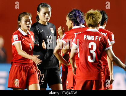 Ottawa, Kanada. 26. Juni 2015. Spieler von China reagieren nach dem Viertelfinale zwischen China und den Vereinigten Staaten am Lansdowne Stadium in Ottawa, Kanada am 26. Juni 2015. China verliert 0: 1. (Xinhua/Wang Lili) Bildnachweis: Xinhua/Alamy Live-Nachrichten Stockfoto