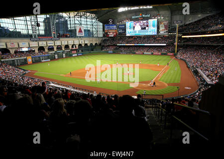 Houston, TX, USA. 26. Juni 2015. Eine Gesamtansicht der Minute Maid Park während der MLB Baseball-Spiel zwischen den Houston Astros und die New York Yankees in Houston, Texas. (Obligatorische Kredit: Erik Williams/CSM) Bildnachweis: Csm/Alamy Live-Nachrichten Stockfoto