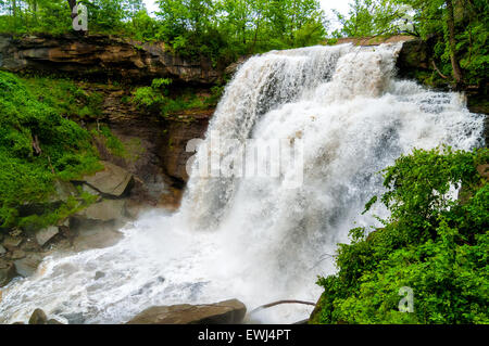 Brandywine Falls im Cuyahoga Valley National Park mit voller Kraft nach schwere Feder Regenfällen Stockfoto