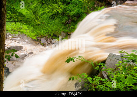 Brandywine Falls im Cuyahoga Valley National Park mit voller Kraft nach schweren Frühlingsregen, von oben gesehen und dargestellt durch glatte Stockfoto