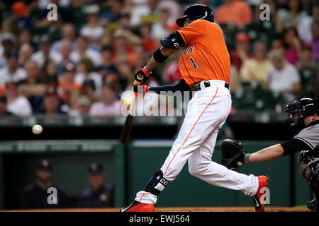 Houston, TX, USA. 26. Juni 2015. Houston Astros Shortstop Carlos Correa #1 schwingt und trifft eine RBI Single während der MLB Baseball-Spiel zwischen den Houston Astros und die New York Yankees von Minute Maid Park in Houston, Texas. (Obligatorische Kredit: Erik Williams/CSM) Bildnachweis: Csm/Alamy Live-Nachrichten Stockfoto