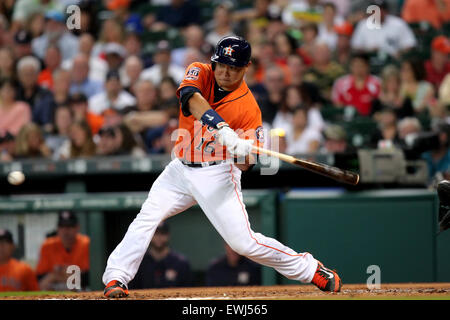 Houston, TX, USA. 26. Juni 2015. Houston Astros Catcher Hank Conger #16 schwingt und trifft eine doppelte während der MLB Baseball-Spiel zwischen den Houston Astros und die New York Yankees von Minute Maid Park in Houston, Texas. (Obligatorische Kredit: Erik Williams/CSM) Bildnachweis: Csm/Alamy Live-Nachrichten Stockfoto