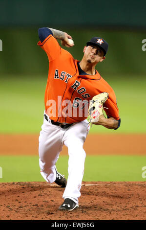 Houston, TX, USA. 26. Juni 2015. Houston Astros Krug Vince Velasquez #67 liefert einen Stellplatz in der MLB Baseball-Spiel zwischen den Houston Astros und die New York Yankees von Minute Maid Park in Houston, Texas. (Obligatorische Kredit: Erik Williams/CSM) Bildnachweis: Csm/Alamy Live-Nachrichten Stockfoto