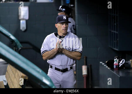 Houston, TX, USA. 26. Juni 2015. New York Yankees-Manager Joe Girardi (28) auf der Trainerbank vor dem MLB Baseball-Spiel zwischen der Houston Astros und die New York Yankees von Minute Maid Park in Houston, Texas. (Obligatorische Kredit: Erik Williams/CSM) Bildnachweis: Csm/Alamy Live-Nachrichten Stockfoto