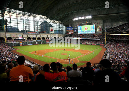 Houston, TX, USA. 26. Juni 2015. Eine Gesamtansicht der Minute Maid Park während der MLB Baseball-Spiel zwischen den Houston Astros und die New York Yankees in Houston, Texas. (Obligatorische Kredit: Erik Williams/CSM) Bildnachweis: Csm/Alamy Live-Nachrichten Stockfoto