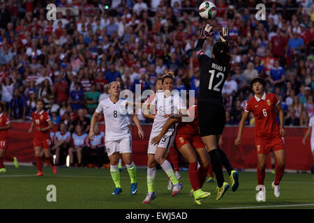 Ottawa, Kanada. 26. Juni 2015. Wang Fei (12) von China springt für den Ball während der FIFA Frauen WM Viertelfinale passen zwischen USA und China Lansdowne Stadium in Ottawa, Kanada am 26. Juni 2015. Bildnachweis: Cal Sport Media/Alamy Live-Nachrichten Stockfoto