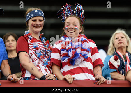 Ottawa, Kanada. 26. Juni 2015. USA-Fans jubeln für ihr Team während der FIFA Frauen WM Viertelfinale Spiel zwischen USA und China Lansdowne Stadium in Ottawa, Kanada am 26. Juni 2015. Bildnachweis: Cal Sport Media/Alamy Live-Nachrichten Stockfoto