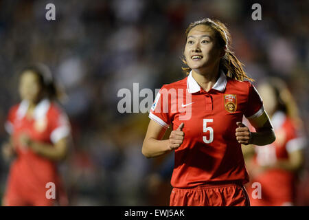 Ottawa, Kanada. 26. Juni 2015. Wu Haiyan (5) China begrüßt das Publikum nach der FIFA Frauen WM Viertelfinale zwischen den USA und China Lansdowne Stadium in Ottawa, Kanada am 26. Juni 2015-Spiel. Bildnachweis: Cal Sport Media/Alamy Live-Nachrichten Stockfoto