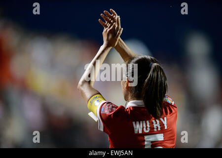 Ottawa, Kanada. 26. Juni 2015. Wu Haiyan (5) China begrüßt das Publikum nach der FIFA Frauen WM Viertelfinale zwischen den USA und China Lansdowne Stadium in Ottawa, Kanada am 26. Juni 2015-Spiel. Bildnachweis: Cal Sport Media/Alamy Live-Nachrichten Stockfoto