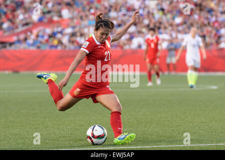 Ottawa, Kanada. 26. Juni 2015. Wang Lisi (21) von China schießt den Ball während der FIFA Frauen WM Viertelfinale zwischen USA und China Lansdowne Stadium in Ottawa, Kanada am 26. Juni 2015 übereinstimmen. Bildnachweis: Cal Sport Media/Alamy Live-Nachrichten Stockfoto