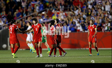 Ottawa, Kanada. 26. Juni 2015. Chinas Spieler reagieren nach dem Viertelfinale zwischen China und den Vereinigten Staaten am Lansdowne Stadium in Ottawa, Kanada am 26. Juni 2015. China verliert 0: 1. (Xinhua/Qin Lang) Bildnachweis: Xinhua/Alamy Live-Nachrichten Stockfoto