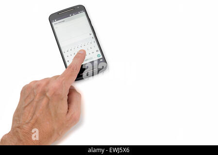 Ein Mann tippt eine Sms auf der Tastatur sein schwarz Smartphone, isoliert auf weißem Hintergrund Stockfoto