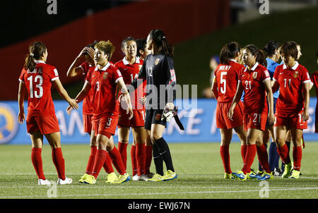 Ottawa, Kanada. 26. Juni 2015. Chinas Spieler reagieren nach dem Viertelfinale zwischen China und den Vereinigten Staaten am Lansdowne Stadium in Ottawa, Kanada am 26. Juni 2015. China verliert 0: 1. (Xinhua/Ding Xu) Bildnachweis: Xinhua/Alamy Live-Nachrichten Stockfoto