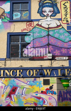 Graffiti auf der Prince Of Wales Pub in Gloucester Stockfoto