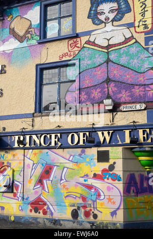 Graffiti auf der Prince Of Wales Pub in Gloucester Stockfoto