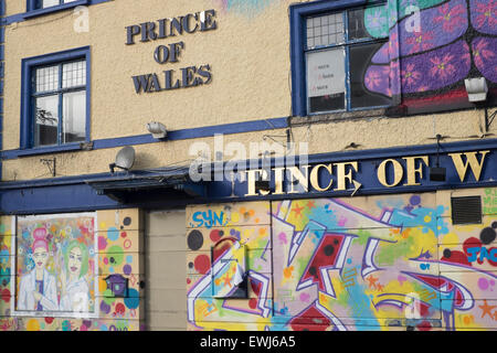 Graffiti auf der Prince Of Wales Pub in Gloucester Stockfoto