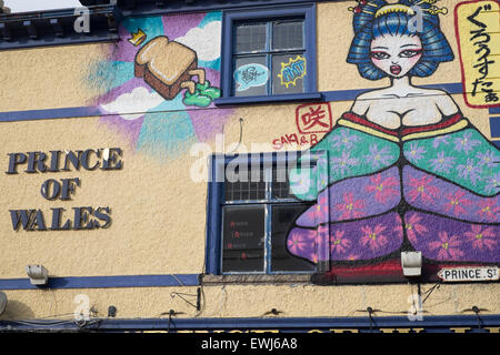 Graffiti auf der Prince Of Wales Pub in Gloucester Stockfoto