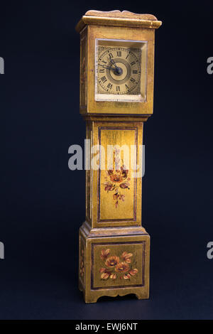 Goldene Retro-Wecker Turm geprägt, antike mechanische Uhr Stockfoto