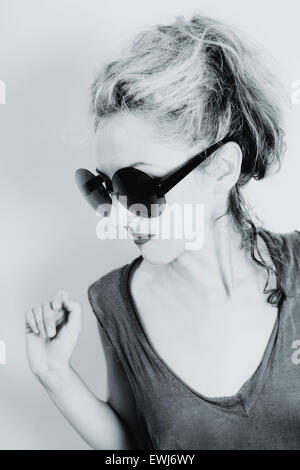 Porträt einer schönen jungen Frau gekleidet in Sonnenbrillen Stockfoto