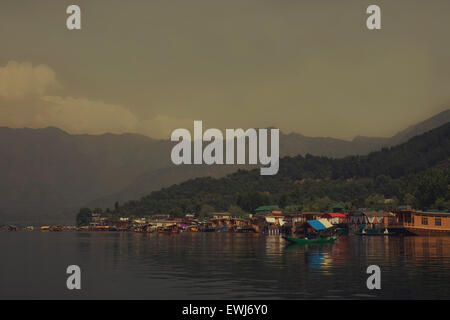 Hausboote auf dem See in Srinagar gegen die Berge. Indien Stockfoto