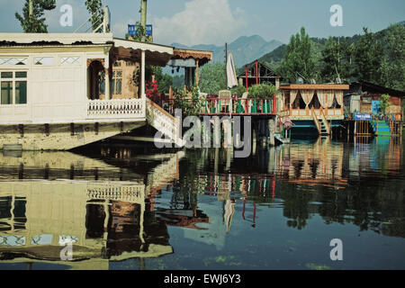 Hausboote auf dem See in Srinagar gegen die Berge. Indien Stockfoto